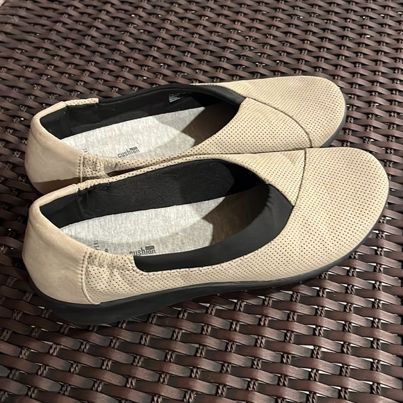 Clarks cloudsteppers flat Round toe tan slip on women size 10 - Picture 5 of 11